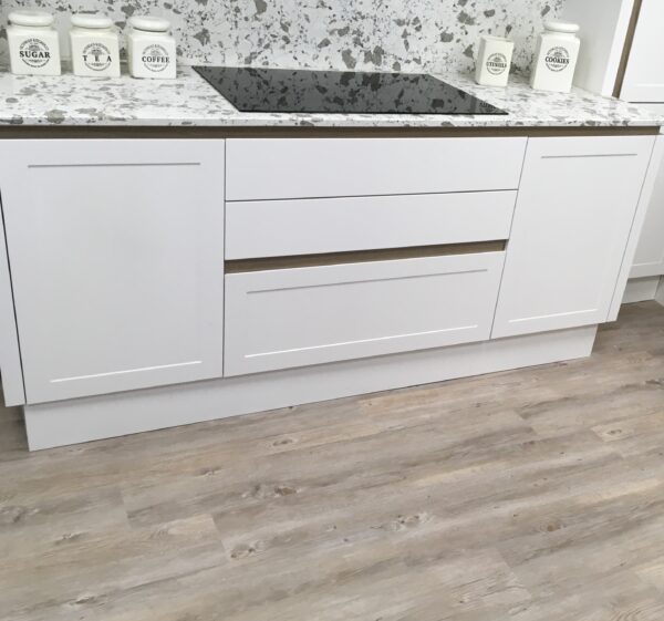 White Sleek Minimalist Cabinet Doors with Deep Drawers, Integrated Hobs in Speckled White and Grey Worktop, Cavendish Designed Kitchen